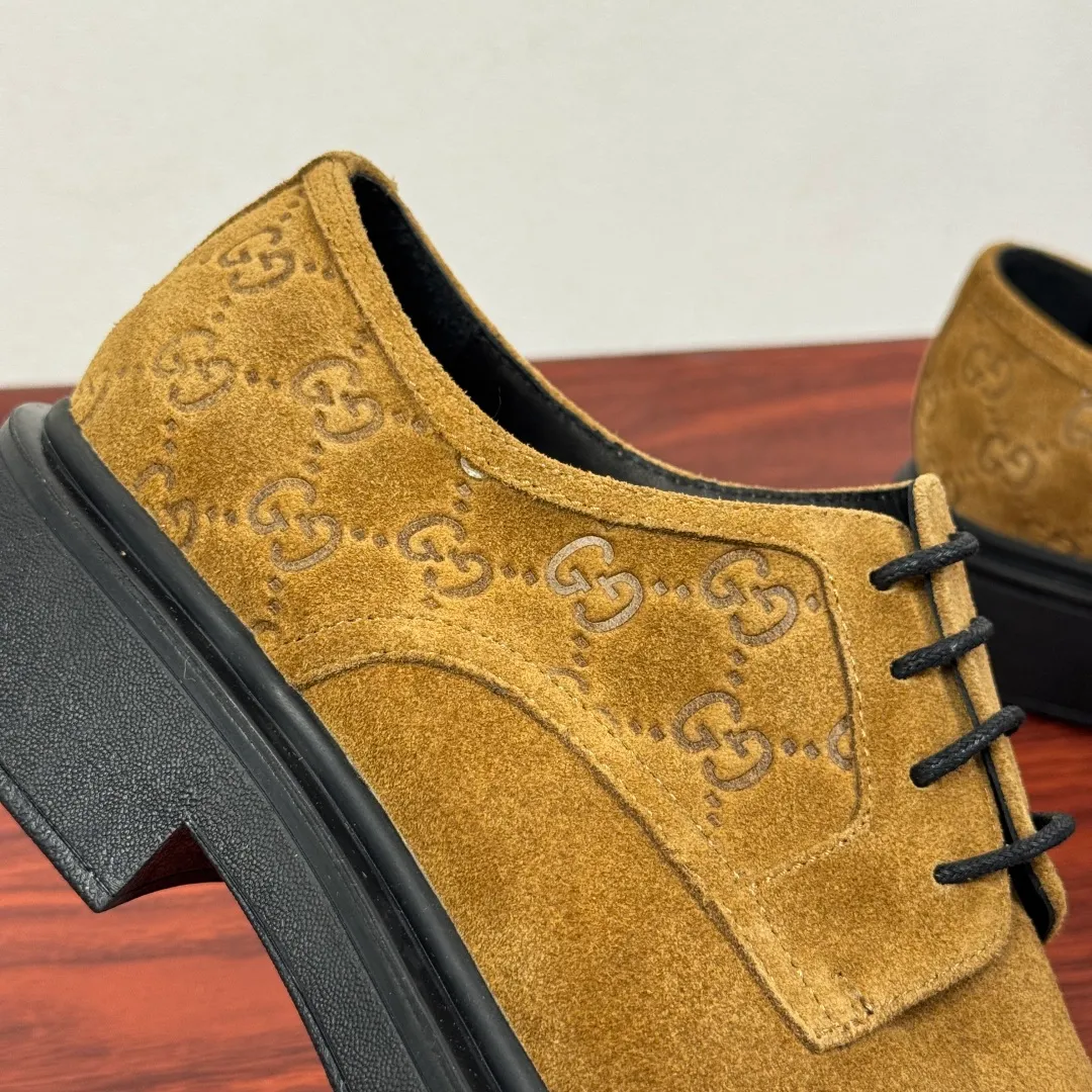 Batch 800 Gucci/Gucci new men's lace-up shoes with GG details, suede leather derby shoes! Rooted in the brand's heritage, these men's lace-up shoes are crafted from suede calfskin and embellished with GG-print embossed suede details in homage to Gucci's iconic monogram. The rubber sole decorated with GG pattern adds a touch of modern fashion to this design. Typical three-joint style design. European and American classic version, full calfskin lining. The overall upper texture is soft and the lining is comfortable and breathable. 2CM thickened soft rubber sole, easy to control. Versatile and stylish upper foot, multiple colors available to meet different matching needs, complete package! Size: 39-40-41-42-43-44 leather shoe size (38.45 can be customized) Item number: 7826Z suede brown